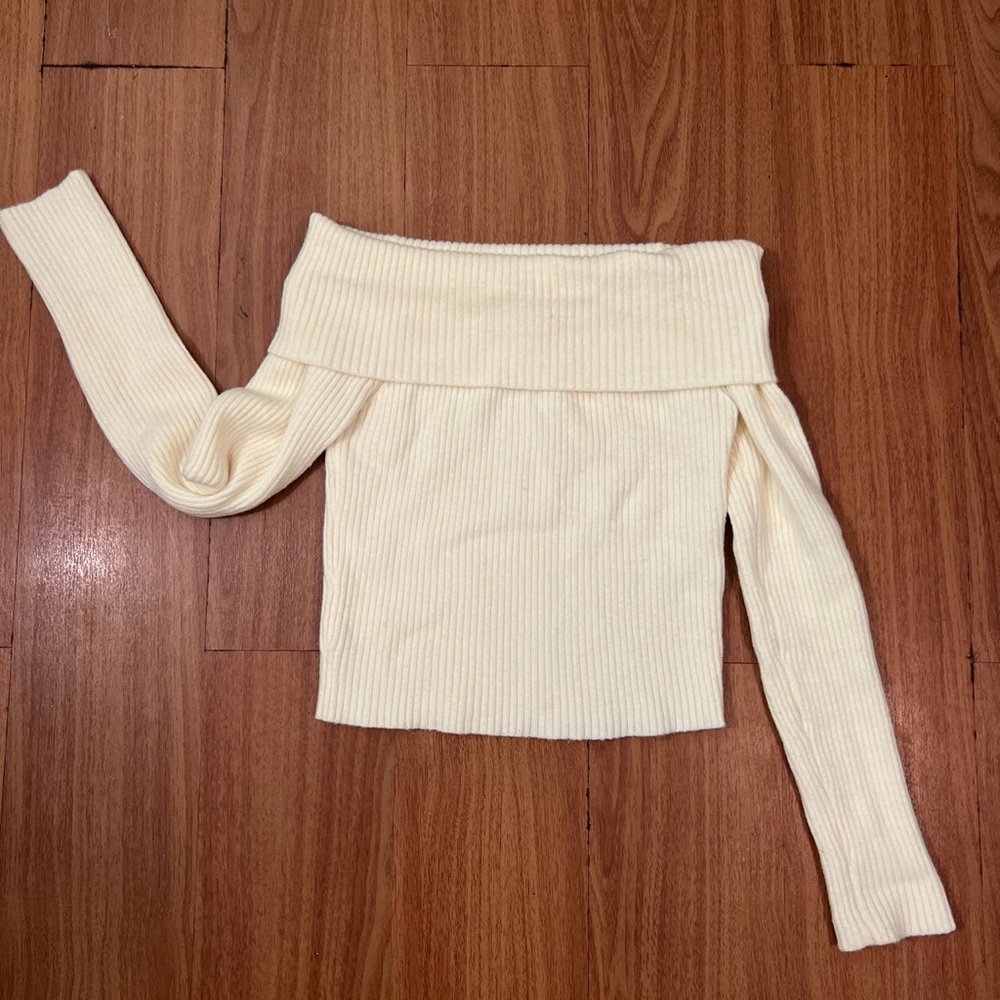 Lelis off the shoulder white sweater, size S